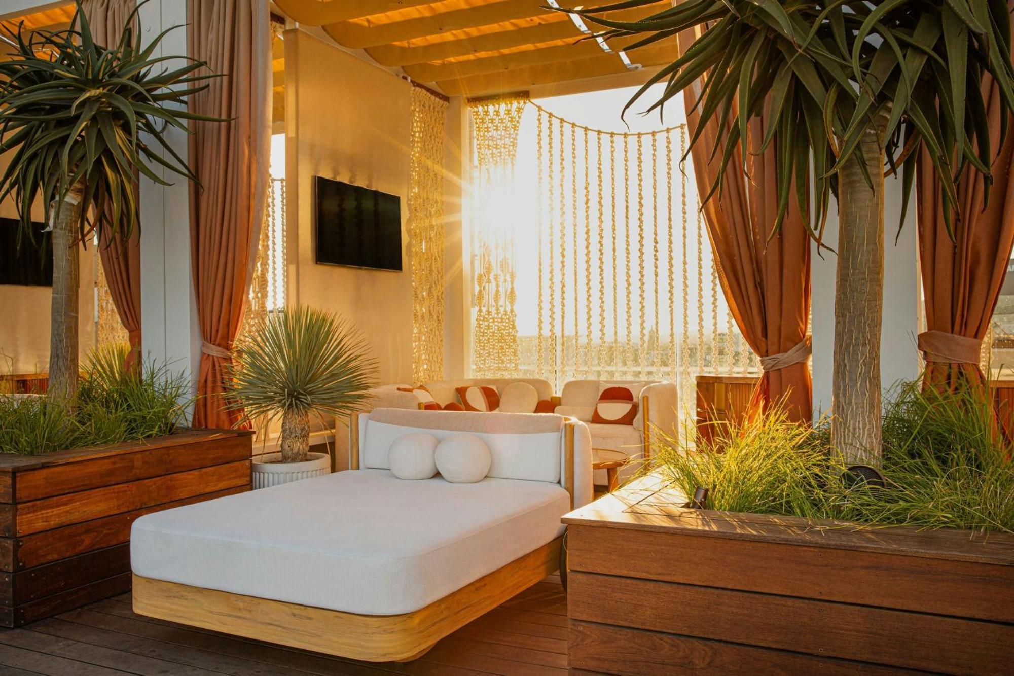 W Hollywood 4*